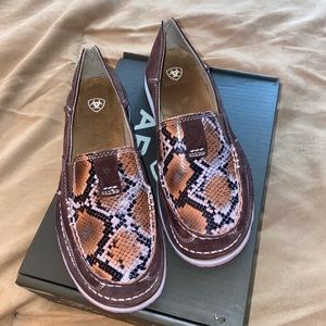 BNIB size 9.5 Ariat cruisers